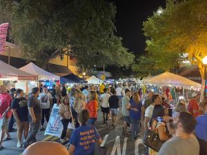 Eine Menschenmenge, die nachts durch einen Markt geht in der Unterkunft The Tarpon Studio Downtown Hideaway in Tarpon Springs