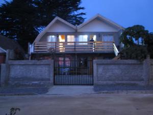 Bangunan di mana terletaknya rumah tamu ini