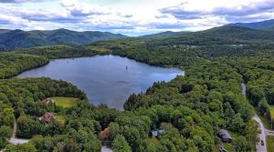 Fotografie z fotogalerie ubytování Lakewood Lodge - 4BR, 2BA Ski Home - Private Hot Tub, Wood Fire, Kent Pond & EV Charger v destinaci Killington