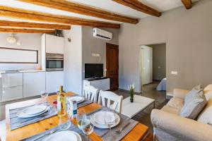 ein Esszimmer und ein Wohnzimmer mit Tisch und Stühlen in der Unterkunft En el corazon de Palma by Mallorca Infinity in Palma de Mallorca + 12 Fotos