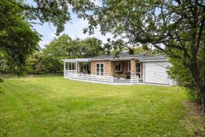 VestervigにあるLF271-Vestervig-Gunhildsvej-49の家の前に広い庭がある家