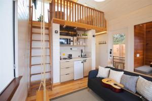 a living room with a couch and a kitchen at Cabin Box Huasca in Huasca de Ocampo