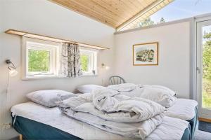 Postel nebo postele na pokoji v ubytování 1505-Aakirkeby-Sluseparken-8-A