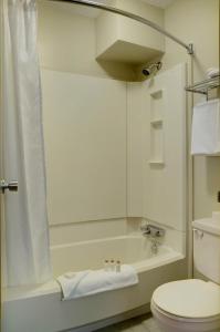 Phòng tắm tại Nova Inn Kindersley