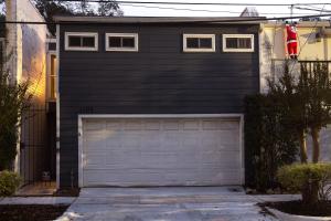 une porte de garage devant une maison dans l'établissement 2BR Montrose Aquatic Dream House, Downtown, Medical Center, à Houston