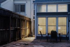 une table et des chaises devant une maison dans l'établissement 2BR Montrose Aquatic Dream House, Downtown, Medical Center, à Houston