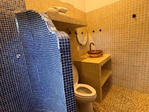 サン・アグスティンジョにあるGarden-Ocean view Casa Xochiのバスルーム(青いタイル張りの壁のトイレ付) +28枚の写真