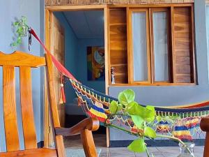 Cette chambre dispose d'un hamac. dans l'établissement Horizonte Nica Guest House, à San Juan del Sur