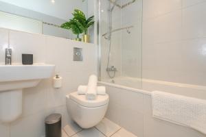 ein weißes Badezimmer mit Toilette und Waschbecken in der Unterkunft Central Luxury Apartment - Perfect for business stays in Leeds + 64 Fotos