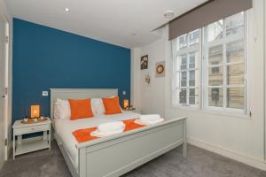 ein Schlafzimmer mit einem Bett mit einer blauen Wand in der Unterkunft Central Luxury Apartment - Perfect for business stays in Leeds