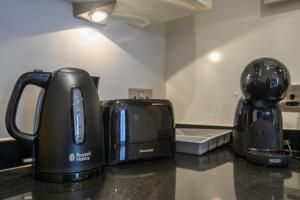 eine Kaffeemaschine und ein Toaster auf der Theke in der Unterkunft Central Luxury Apartment - Perfect for business stays in Leeds