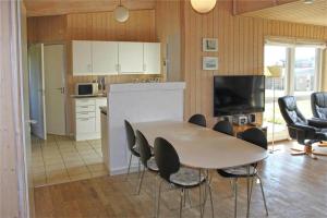 una cucina e una sala da pranzo con tavolo e sedie di FY296-Faaborg-Mosegarden-27 a Nabbe