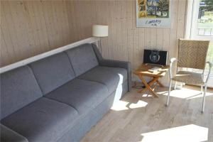 un soggiorno con divano, tavolo e sedia di FY296-Faaborg-Mosegarden-27 a Nabbe