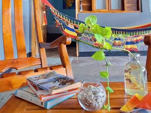 une table avec des livres, un vase et une plante dans l'établissement Horizonte Nica Guest House, à San Juan del Sur 18 autres photos