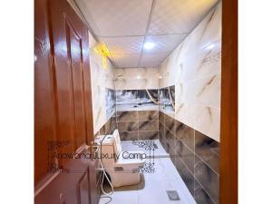 Кухня или мини-кухня в Arjowana Luxury Camp
