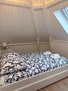 Bett mit Handtüchern darüber in einem Zimmer in der Unterkunft Art district Triplex next to Royal Castle in Blois