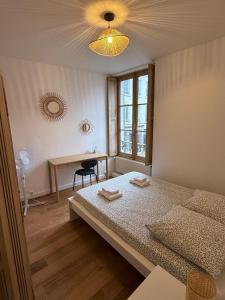 ein Schlafzimmer mit einem Bett, einem Schreibtisch und einem Tisch in der Unterkunft Art district Triplex next to Royal Castle in Blois + 5 Fotos
