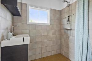Un baño con lavabo y ducha en 5599-Gudhjem-Grevens-Dal-2, en Gudhjem 13 fotos más