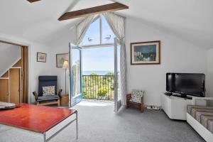 Una sala de estar con un sofá y un televisor. en 5599-Gudhjem-Grevens-Dal-2, en Gudhjem