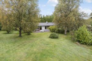 een luchtzicht op een tuin met een huis bij LF15143-Hojslev-Mosevej-143 in Højslev