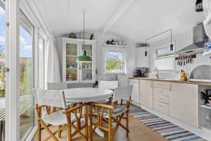 Una cocina o cocineta en 5586-Svaneke-Duebakken-12