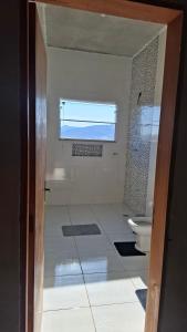 ラゴイーニャにあるCasa Do Solのトイレと窓のあるバスルーム +30枚の写真