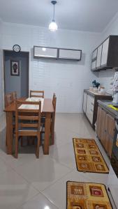 ラゴイーニャにあるCasa Do Solのテーブルと椅子のあるキッチンとダイニングルーム