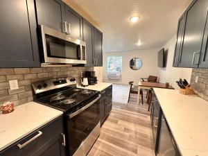 Η κουζίνα ή μικρή κουζίνα στο 4th St Flats