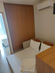 Camera con letto bianco e 2 cuscini. di Apt 01 quarto Resort Salinas Premium a Salinópolis