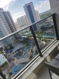 balcone con vista sulla piscina e sul resort di Apt 01 quarto Resort Salinas Premium a Salinópolis