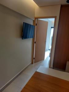 una camera con TV a schermo piatto a parete di Apt 01 quarto Resort Salinas Premium a Salinópolis