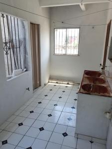 an empty room with a sink and a tiled floor at Casa aconchegante em bairro privilegiado de Belém in Belém