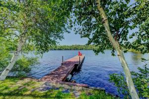 Phong cảnh thiên nhiên gần nhà gỗ