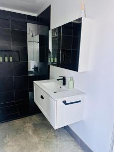 Ένα μπάνιο στο Farm Stay at Gaia Homestead