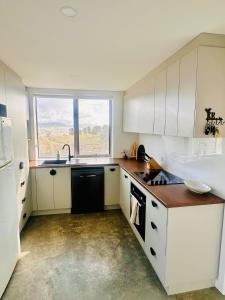 Η κουζίνα ή μικρή κουζίνα στο Farm Stay at Gaia Homestead