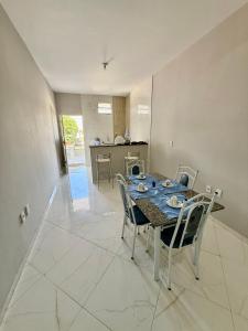 a dining room with a table and chairs at Serra Flat in Tianguá +14 photos
