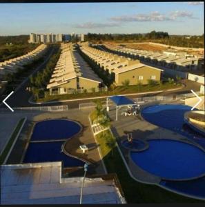 Bazén v ubytování lagoa jardins condo-resort nebo v jeho okolí