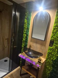 a bathroom with a sink and a green wall at Glamping Agro Marzenie in Krajno Pierwsze +9 photos