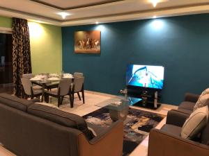 TV a/nebo společenská místnost v ubytování Karmelia