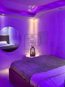 TacondoにあるRQ Pool Villa, Angeles Cityの紫色の部屋(ベッド1台、鏡付)