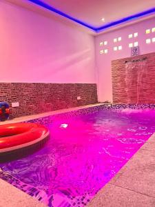 TacondoにあるRQ Pool Villa, Angeles Cityのピンクの照明付きのスイミングプール