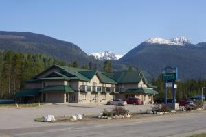 un hotel con un cartel delante de un estacionamiento en Glacier Mountain Lodge en Blue River