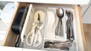 a drawer filled with utensils and a utensil at 箱根と熱海の中間駅徒歩10分海徒歩3分のリビエラマナヅル in Wada
