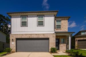 una casa blanca con garaje en Themed Game Room House 5 bedr near The Woodlands, en Magnolia