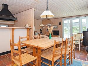 O bucătărie sau chicinetă la 5 person holiday home in Hvide Sande