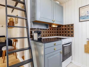 Karrebæksmindeにある4 person holiday home in Karrebæksminde-By Traumの小さな家の中のハシゴ付きキッチン +9枚の写真