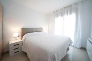 Postel nebo postele na pokoji v ubytování Kisa Apartments de Manresa