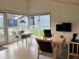 Μια τηλεόραση ή/και κέντρο ψυχαγωγίας στο 4 person holiday home in Gudhjem
