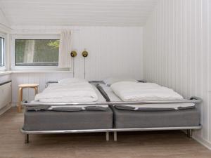 Dos camas en una habitación blanca con ventana. en Luxury Oasis near Grena Strand-By Traum, en Glesborg 23 fotos más