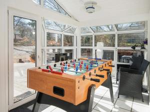 una habitación con una mesa de futbolín en el medio en Luxury Oasis near Grena Strand-By Traum, en Glesborg